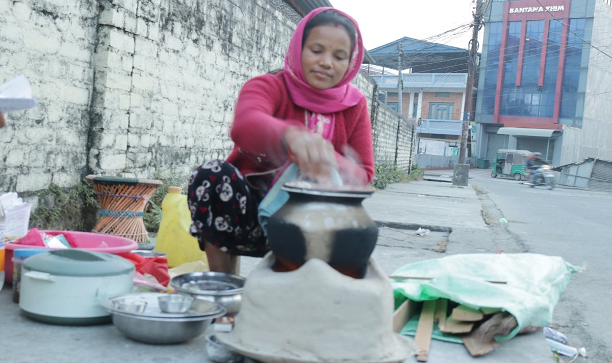 जाडोमा भक्का बेचेर खर्च जुटाउदै महिला