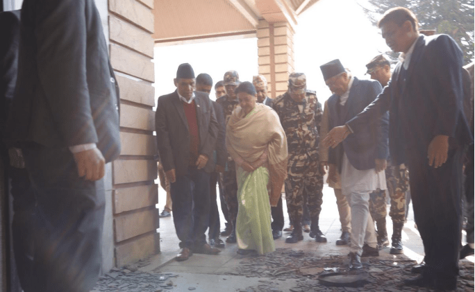 पूर्वराष्ट्रपति भण्डारीद्वारा क्षतिग्रस्त संघीय संसद भवनको अवलोकन