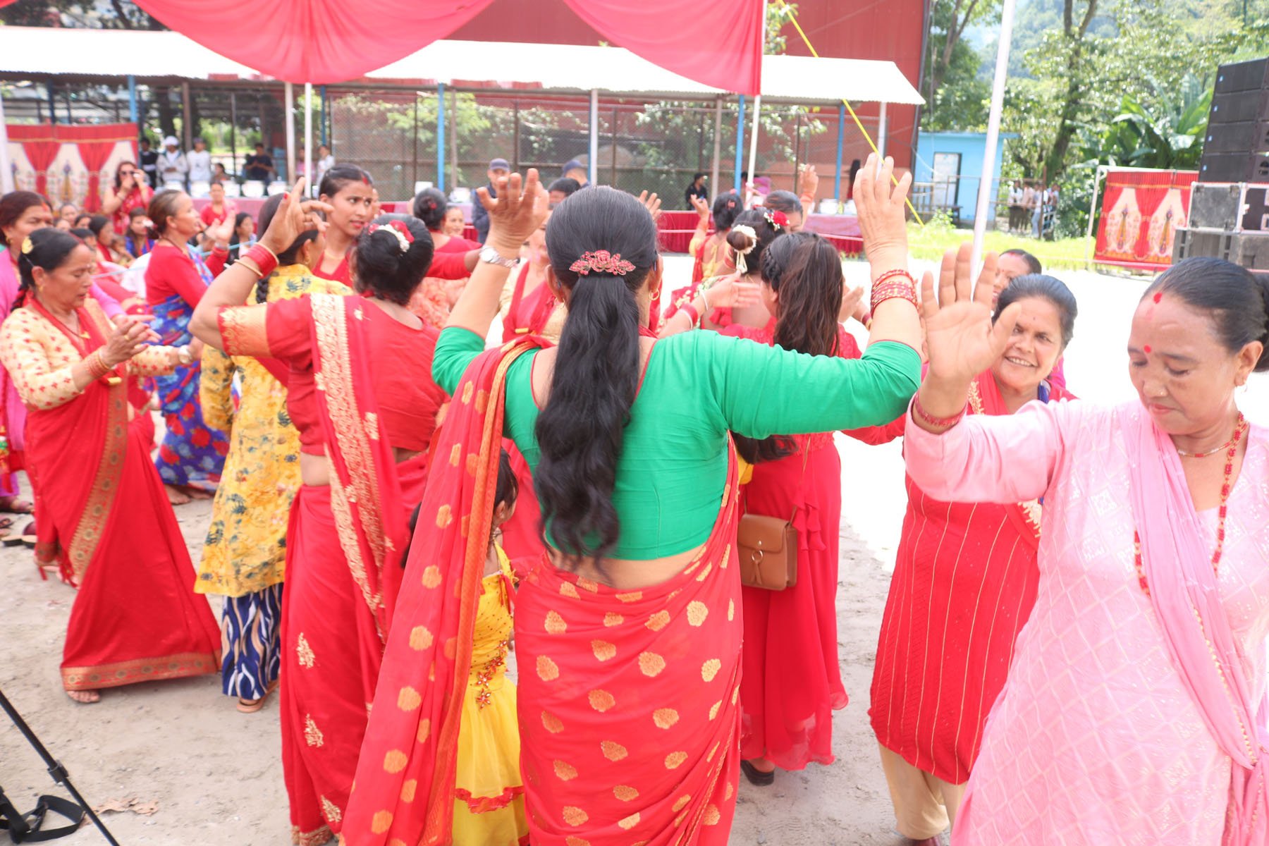 तिज कार्यक्रममा नाच्दै महिला