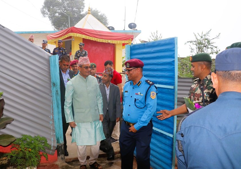 गृहमन्त्री लेखकद्वारा जिल्ला प्रहरी कार्यालय बैतडीको निरीक्षण