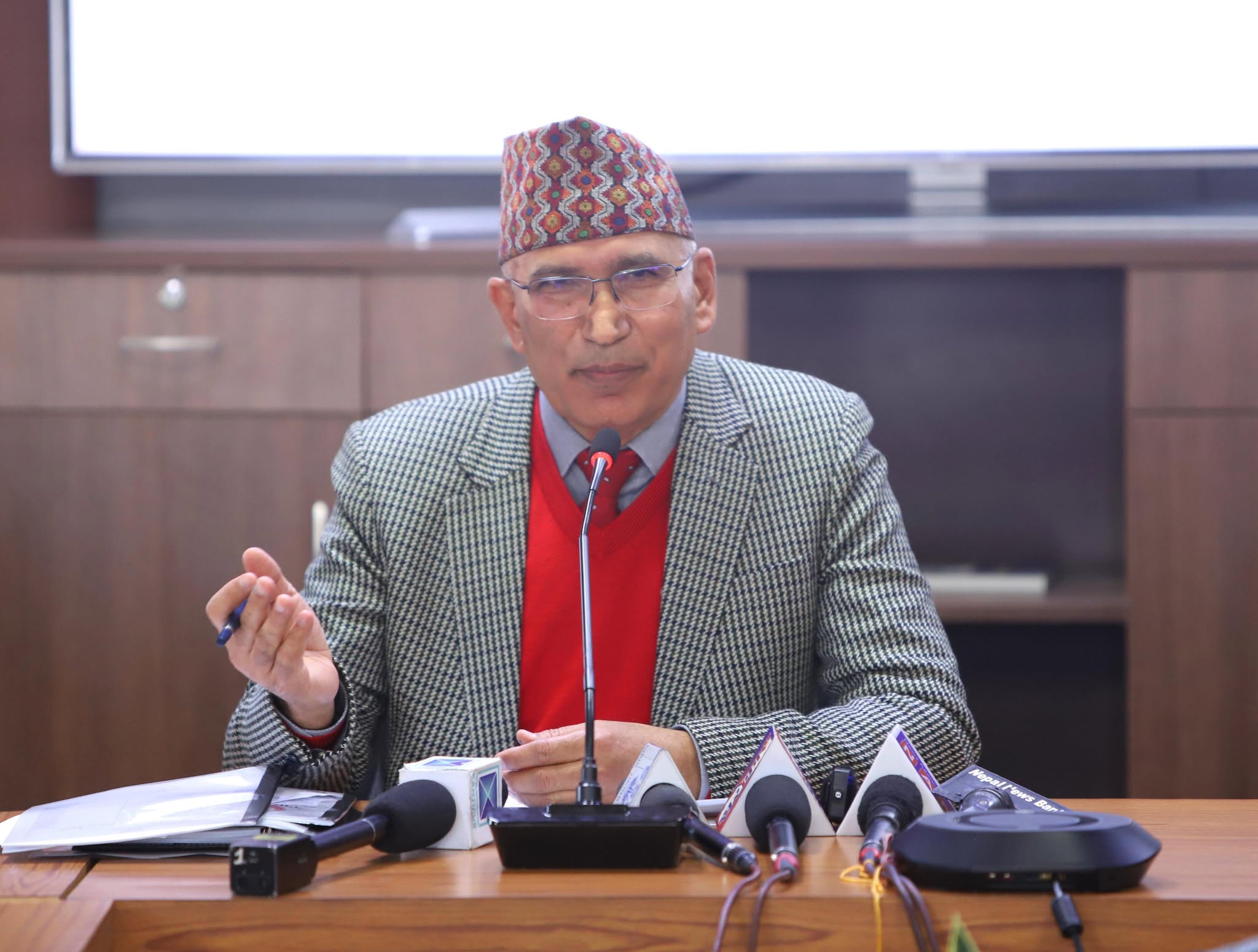 चुनौतीको चाङमा जेलिएको अर्थतन्त्र, लयमा फर्काउन अर्थमन्त्री पौडेललाई सकस