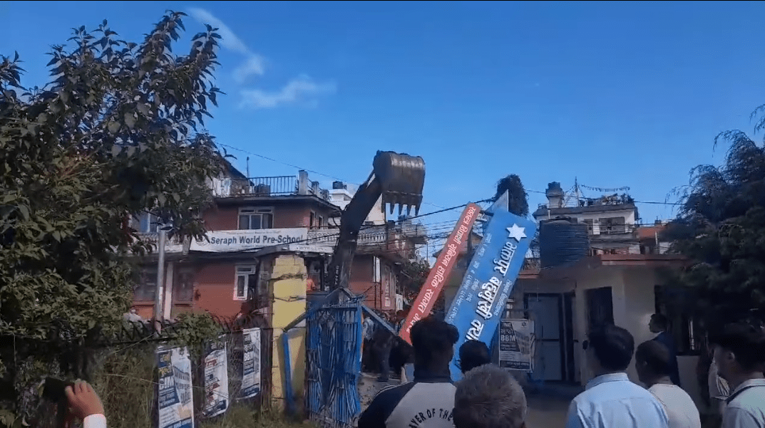 त्रिविको जग्गामा नगरपालिकाको आँखा भक्तपुर क्याम्पसको मुलगेट नगरपालिकाबाट तोडफोड