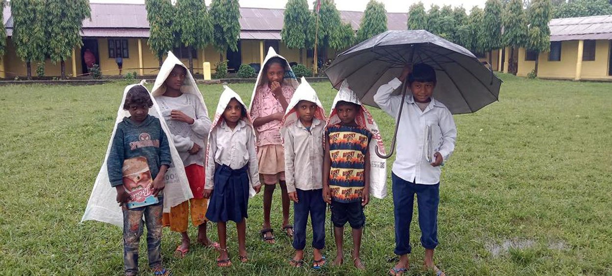बोरा ओढेर परीक्षा दिन आएका बालबालिका