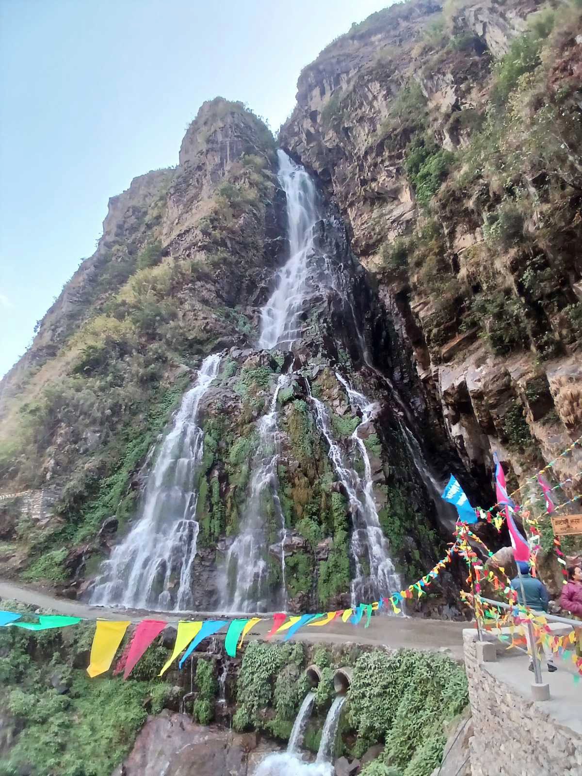 च्याम्चेमा रहेको अक्टोपस झरना (तस्बिर)
