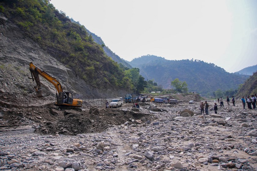 पिन्थलीमा पहिरो खसेपछि बीपी राजमार्ग अवरुद्ध