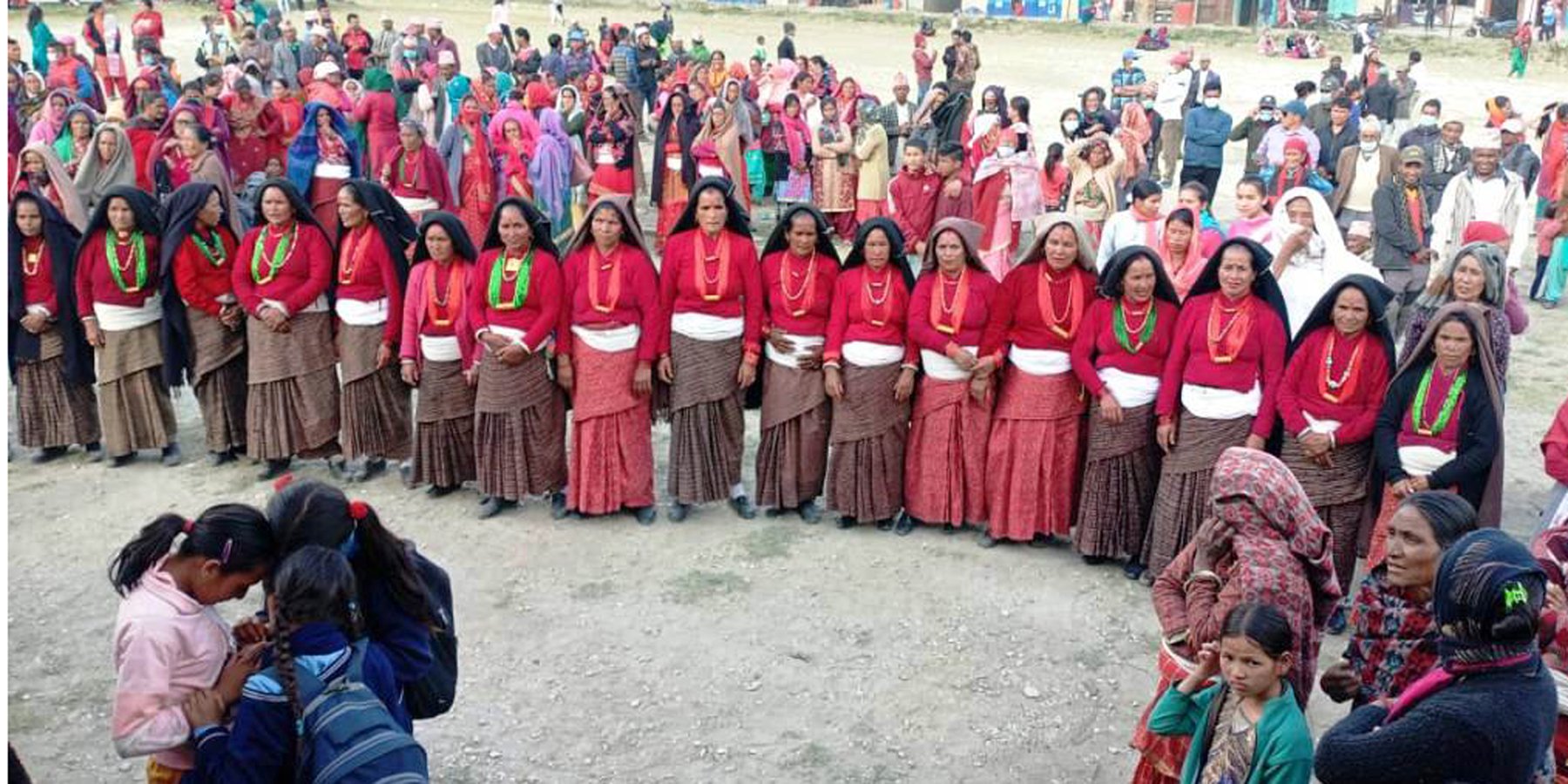 मौलिक पहिरनमा सजिएका महिला