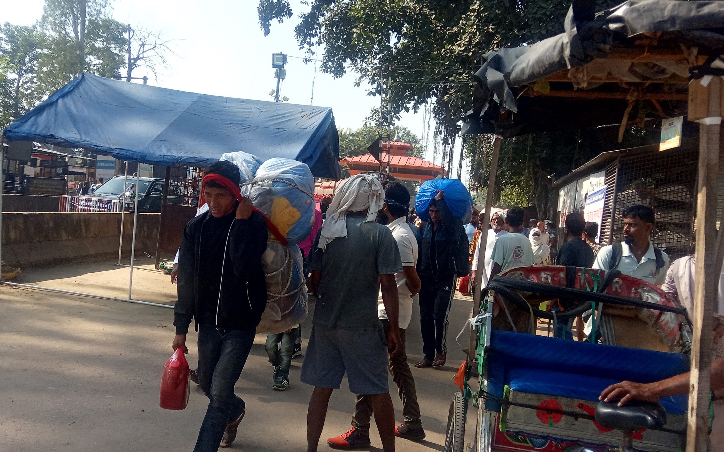 दसैँ मनाउन घर फर्किदै नेपाली