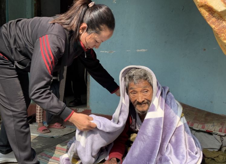 १०८ वर्षीय वृद्धलाई कम्बल