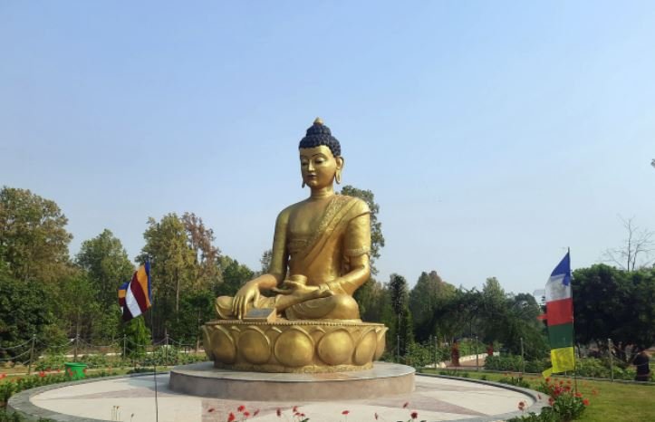 पार्कमा बुद्धको प्रतीमा