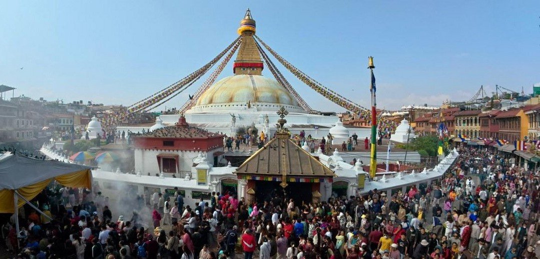बौद्ध र स्वयम्भूमा श्रद्धालुको घुइँचो