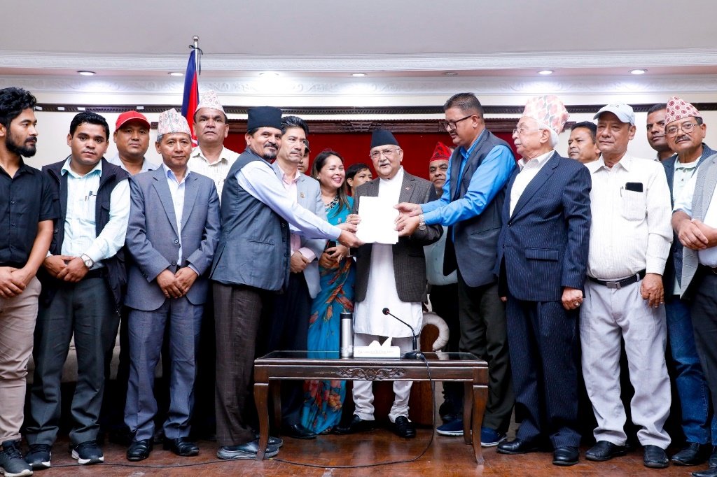 भूकम्प प्रभावितलाई अनुदान रकम उपलब्ध गराउन प्रधानमन्त्रीलाई ज्ञापन