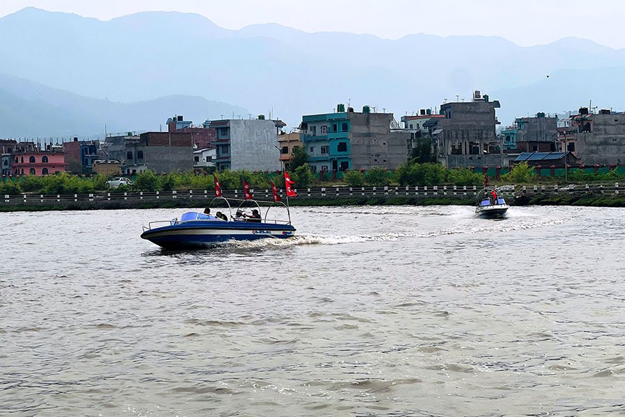 बुलबुले तालमा चल्न थाल्यो मोटरबोट