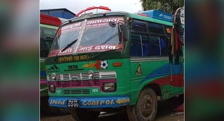 लापुबेसिबाट काठमाडौंका लागि छुटेको  यात्रुबाहक बस सम्पर्कविहिन