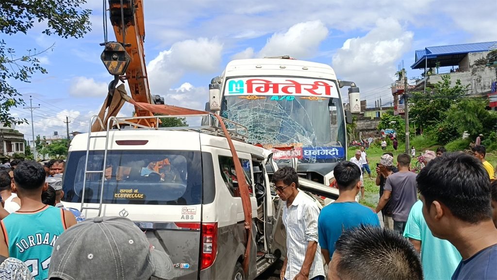 चितवनमा बस र माइक्रो ठोक्किँदा सात जनाको मृत्यु, १८ घाइते
