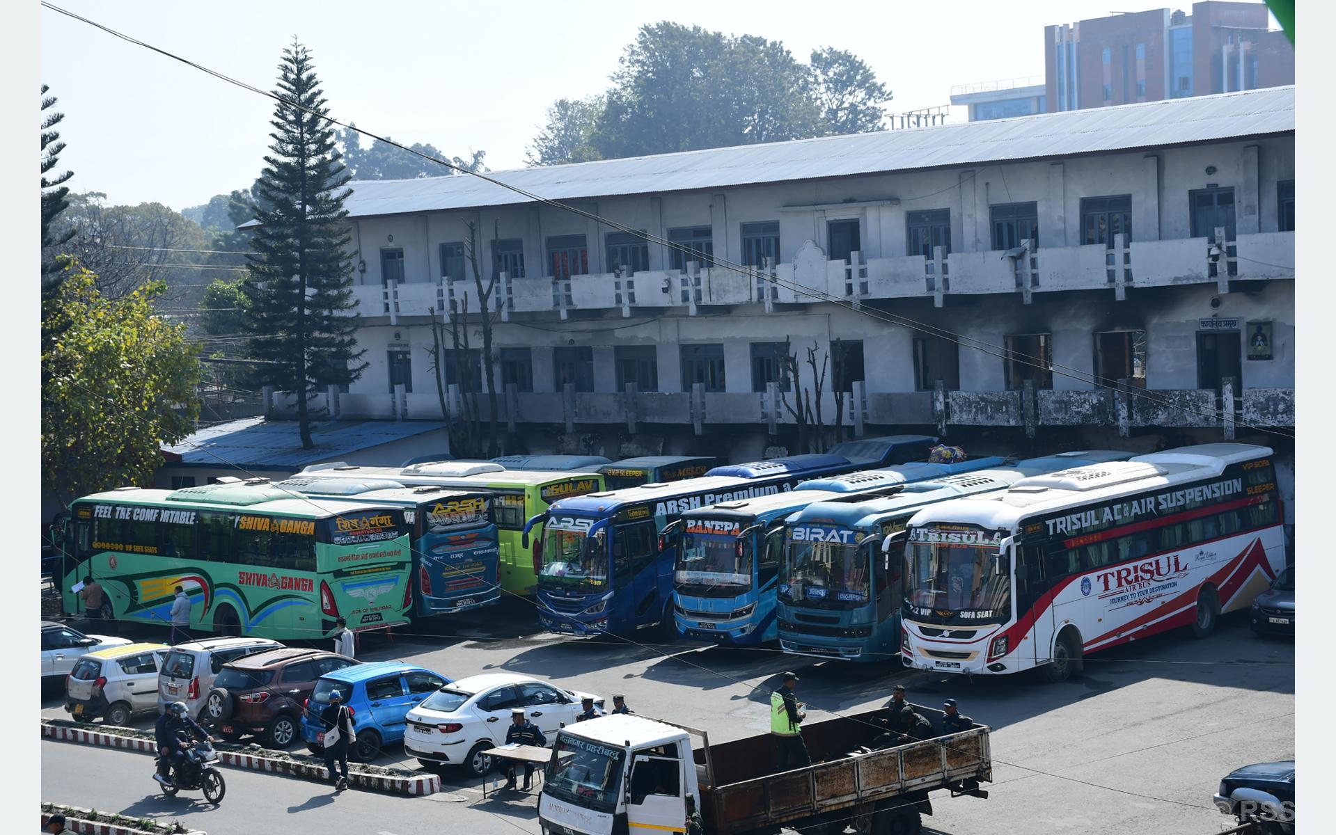 उपत्यका ट्राफिक प्रहरीद्वारा जथाभावी पार्किङ गर्ने ९ रात्रिकालीन बस नियन्त्रणमा