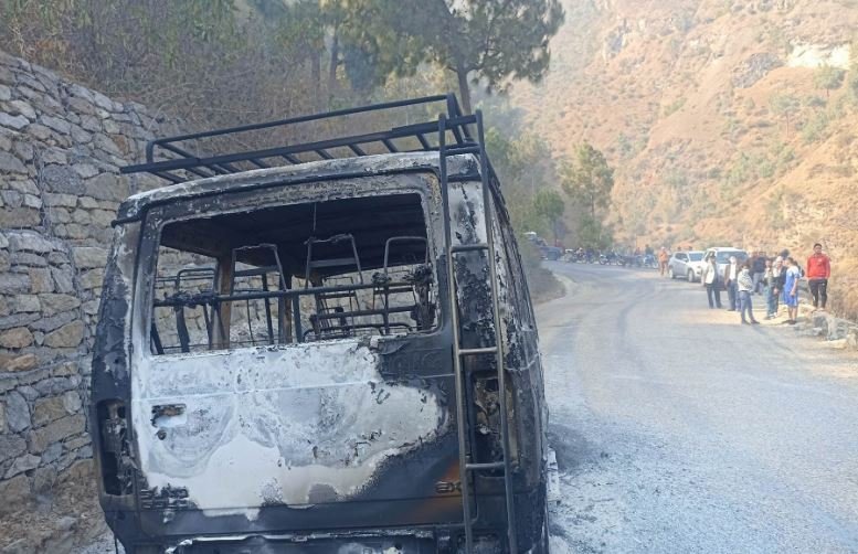 गुडिरहेको सवारीमा आगलागी