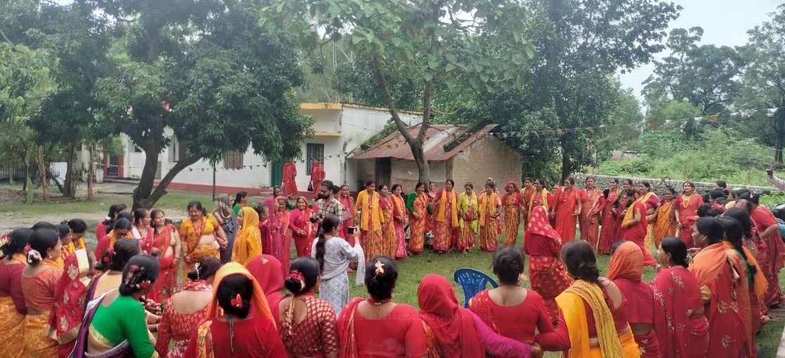 देउडा खेल्दै महिला