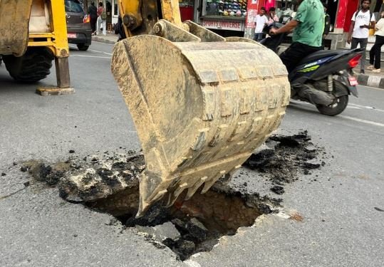 बानेश्वरबाट शंखमुल जाने सडक भासियो