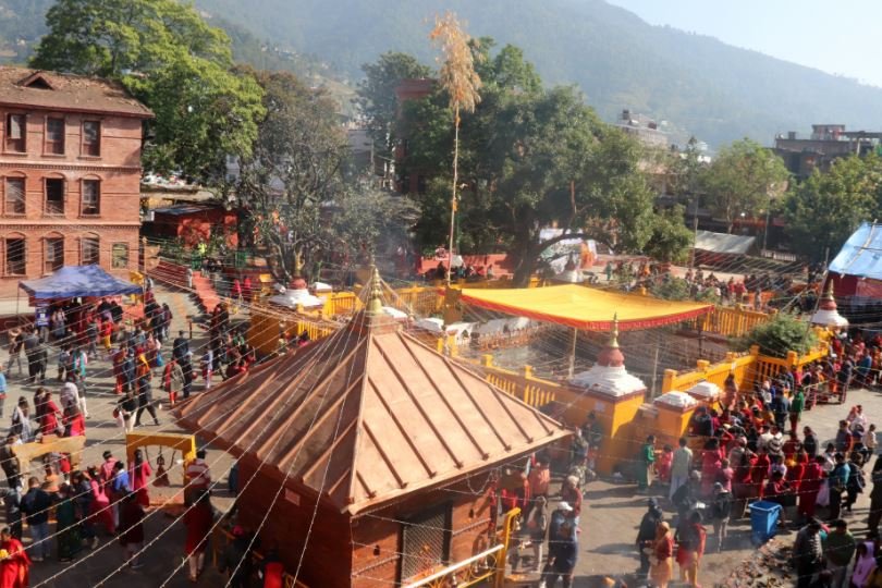 बूढानीलकण्ठ मन्दिरमा भक्तजन