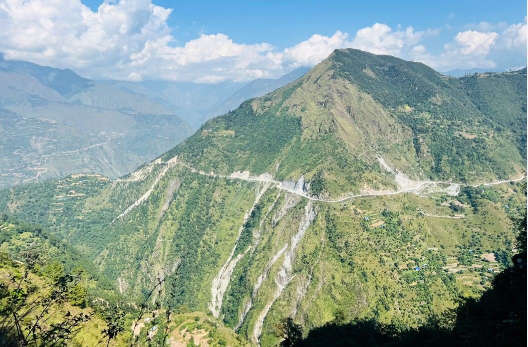 खोपिचारडाँडा र भरखानी बीचमा पहाड