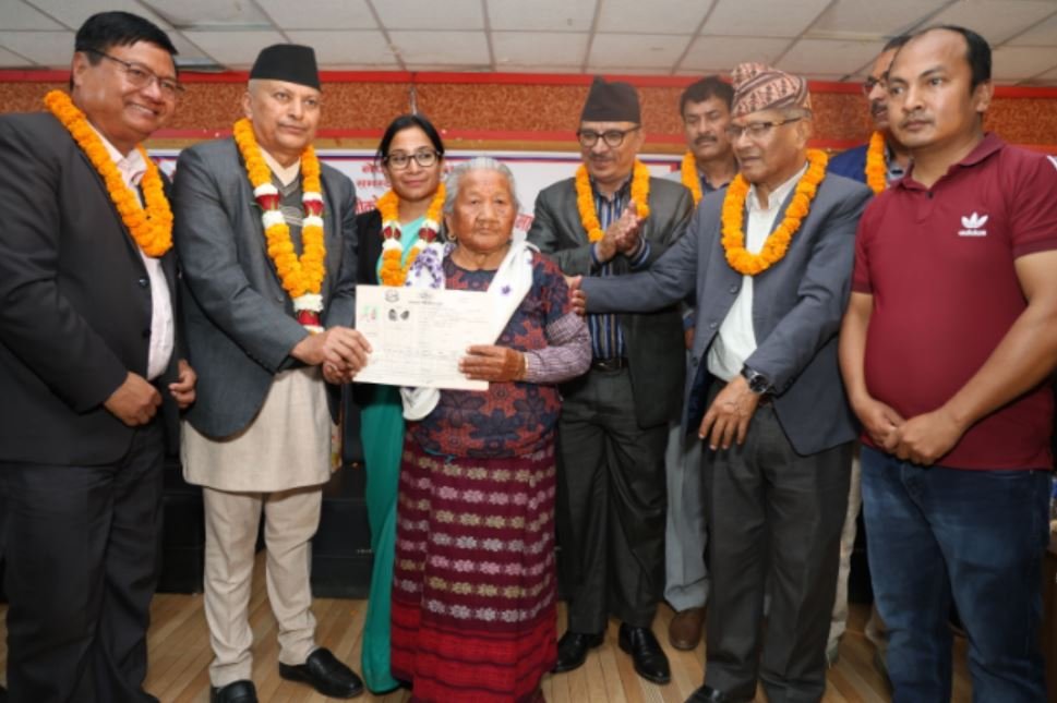 भरतपुरका १ सय २९ सुकुम्बासी घरधुरीलाई लालपूर्जा वितरण