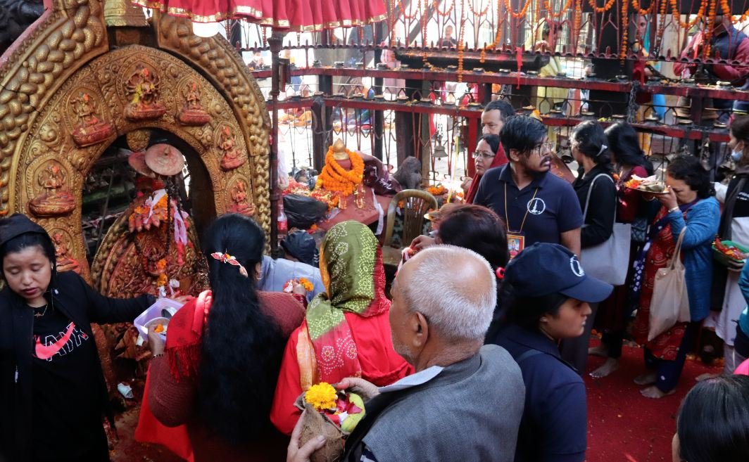 भद्रकाली मन्दिरमा भक्तजन