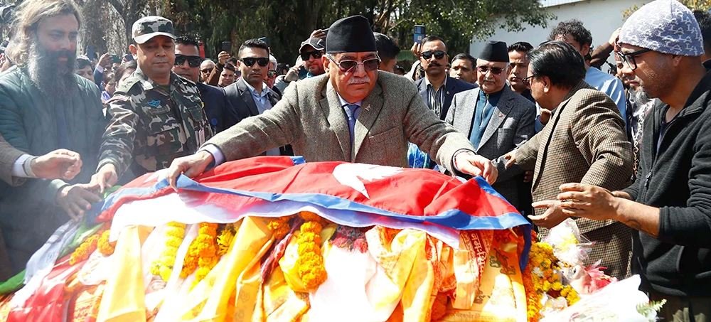 वरिष्ठ गायक तथा संगीतकार भक्तराज आचार्यको पार्थिव शरीरमा राष्ट्रिय झण्डा ओढाएर सम्मान