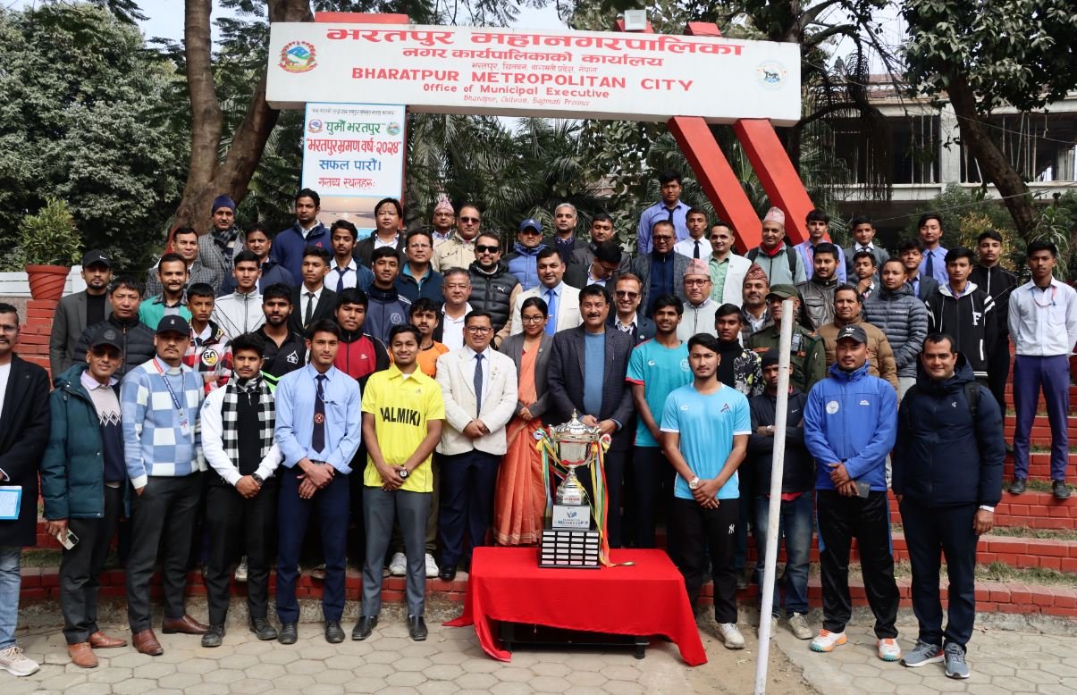 मेयर्स कप खेल्ने १० विद्यालयलाई एक्सपर्टले दियो साढे ८ लाखको खेल सामग्री