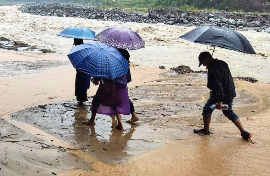 जोखिम मोलेर परीक्षा दिन जाँदै परिक्षार्थी