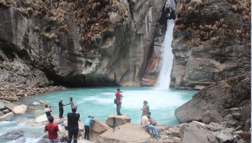 फुतफुते झरनामा आन्तरिक पर्यटक