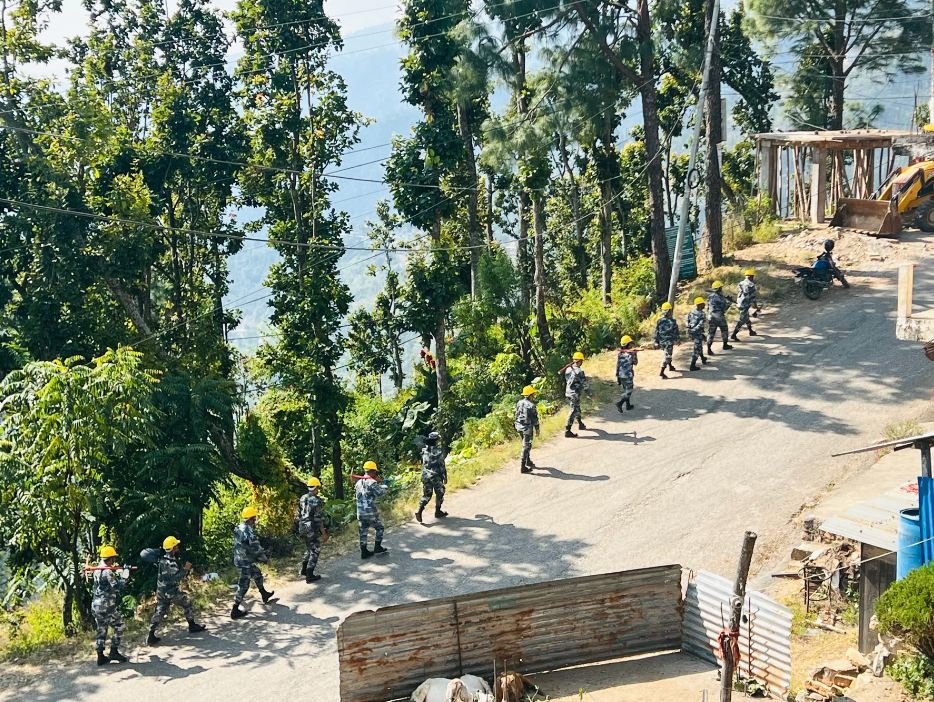सामान निकाल्न खटिएको सशस्त्र प्रहरीको टोली