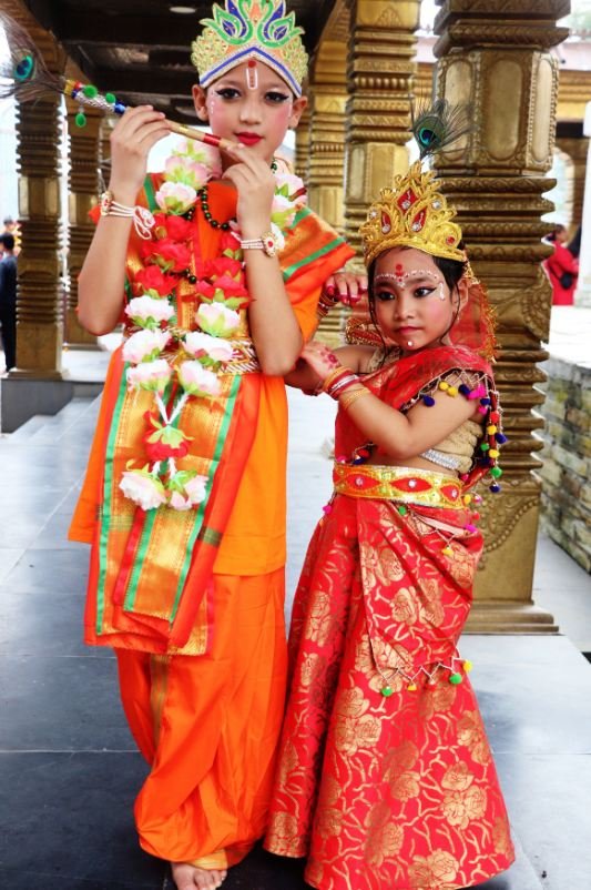 कृष्ण र राधाको पहिरनमा  बालबालिका