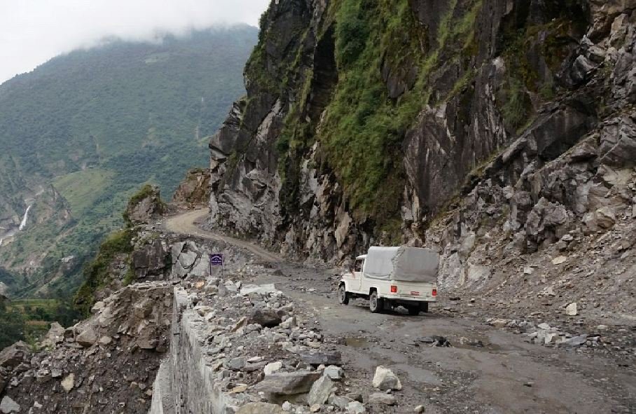 दुई वर्षमा सम्पन्न गर्ने लक्ष्य राखिएको सडको काम सात वर्षमा पनि पूरा भएन