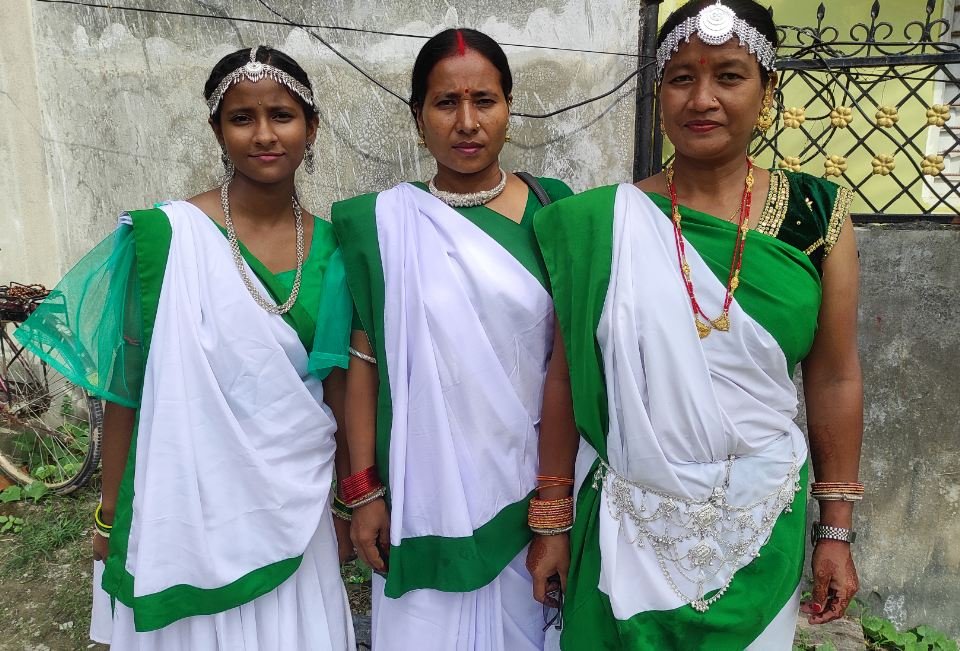 परम्परागत भेषभूषामा सजिएका महिला