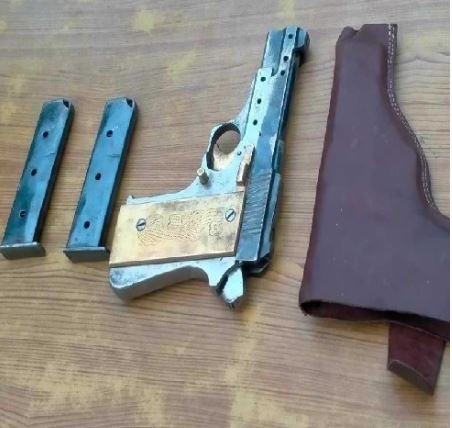 इटालियन पेस्तोलसहित एक जना पक्राउ