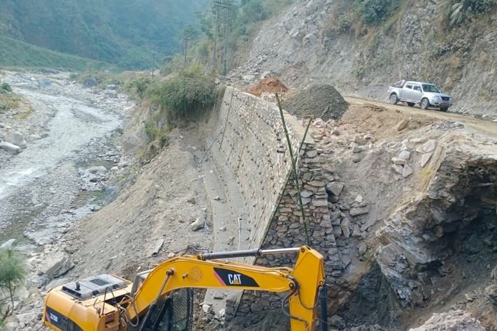 हेटौँडा-काठमाडौँ जोड्ने २ सडक खण्ड अवरुद्ध