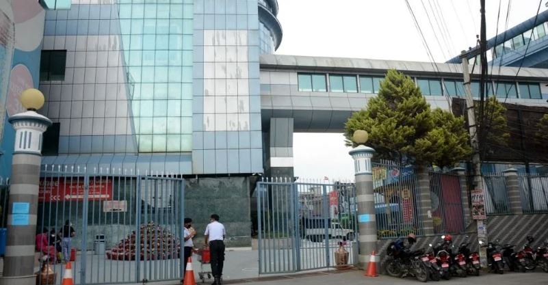 भाटभटेनीमा सामान किन्दा कार उपहार