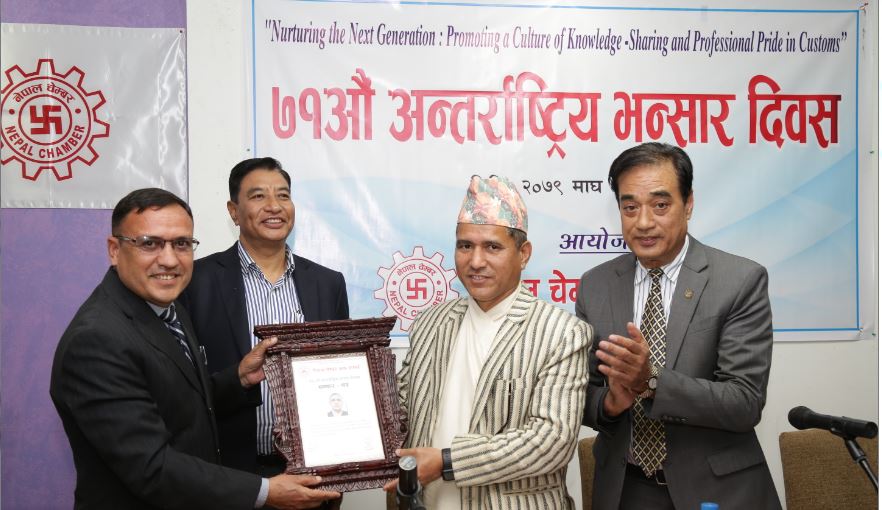 भन्सार विभागका निर्देशक मैनालीलाई चेम्बरको सम्मान