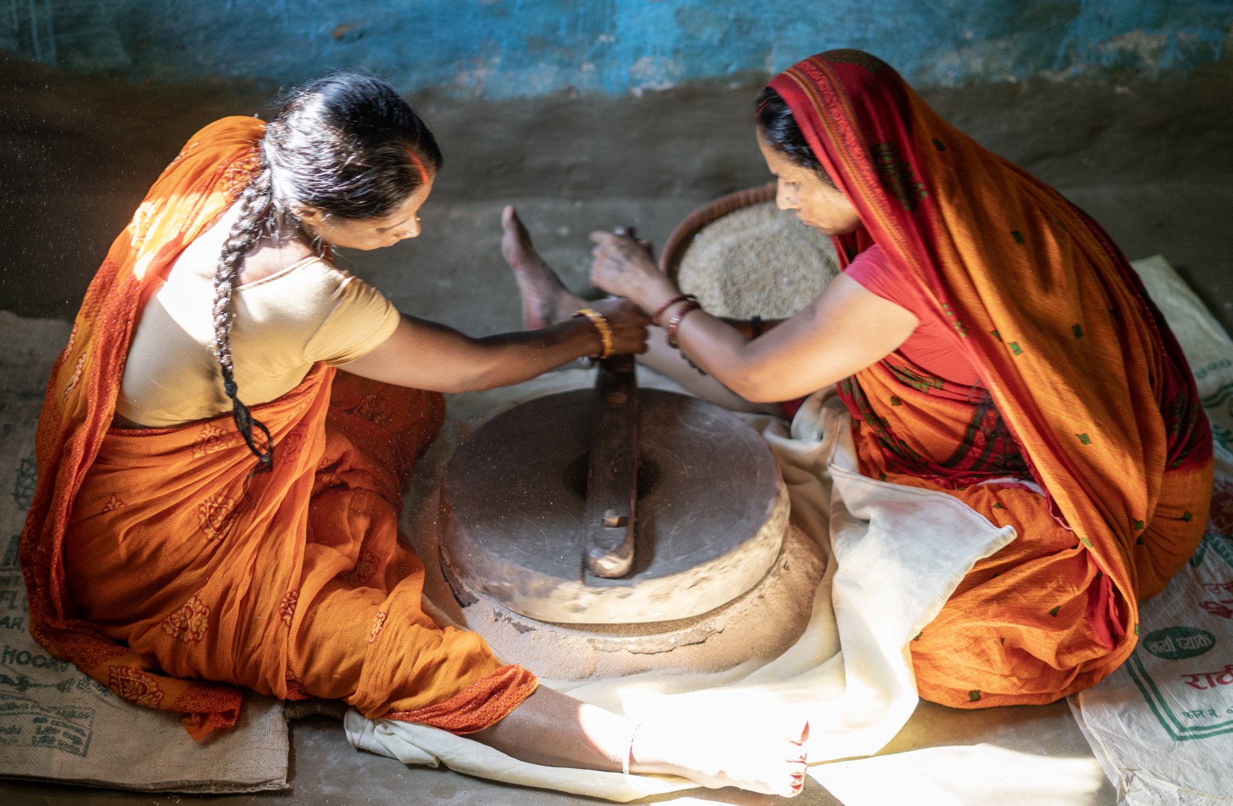 जाँतोमा गहुँ पिस्दै