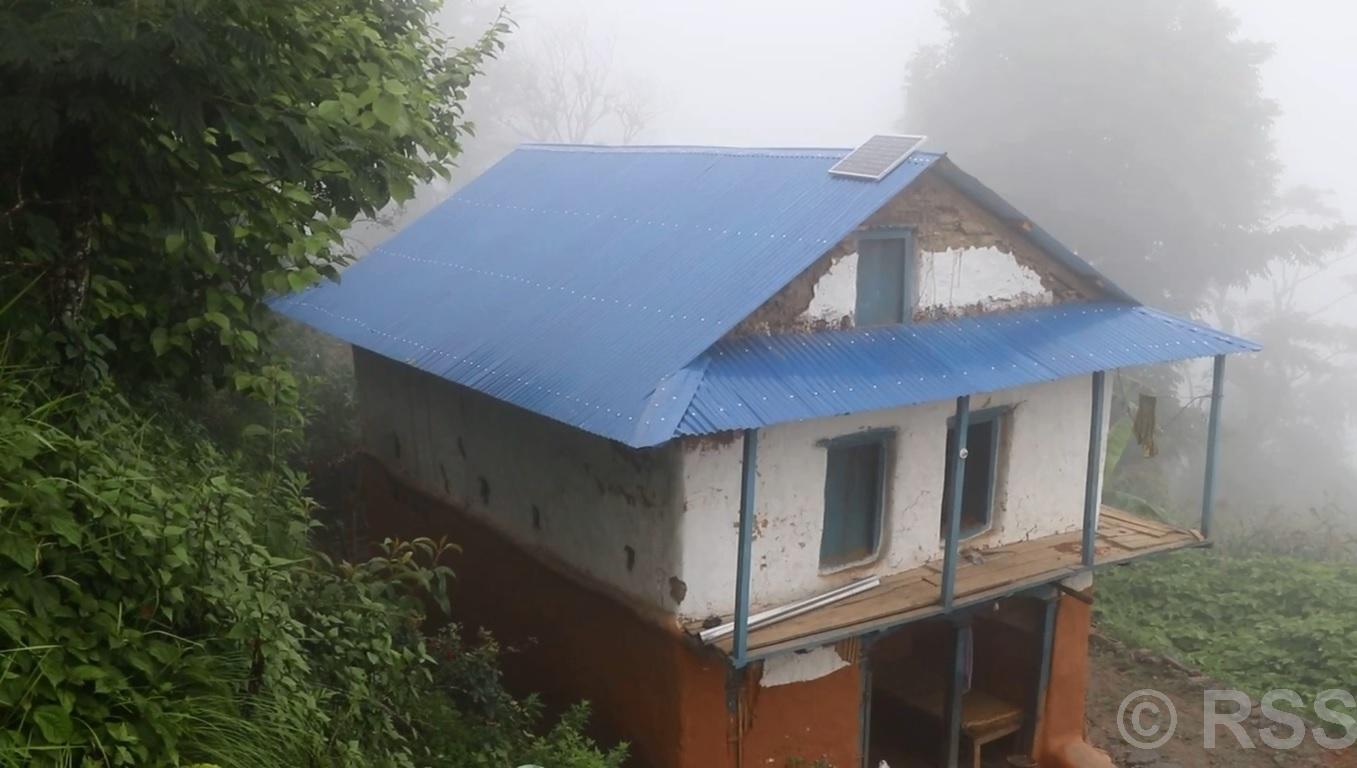 भोजपुरको हतुवागढी गाउँपालिकाद्वारा विपन्न परिवारलाई जस्तापाताको छानो वितरण