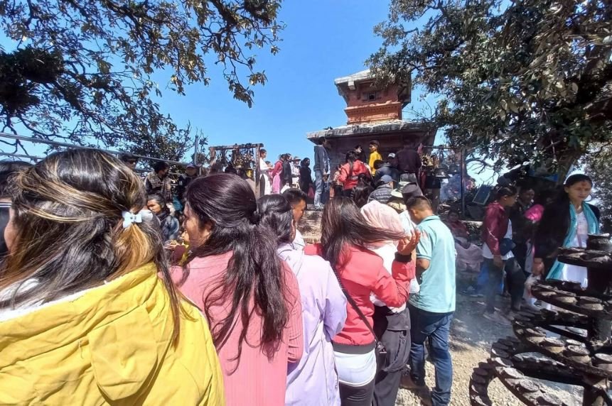 छिम्केश्वरी मन्दिरमा भक्तजन
