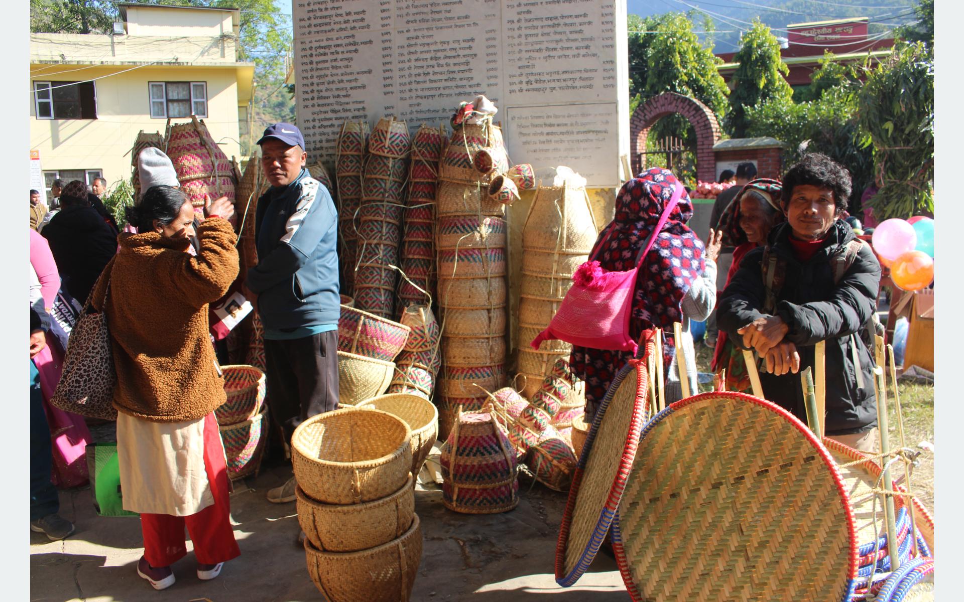 म्याग्दीमा चोयाबाट बनेका हस्तकलाका सामग्रीमा आकर्षण घट्दै