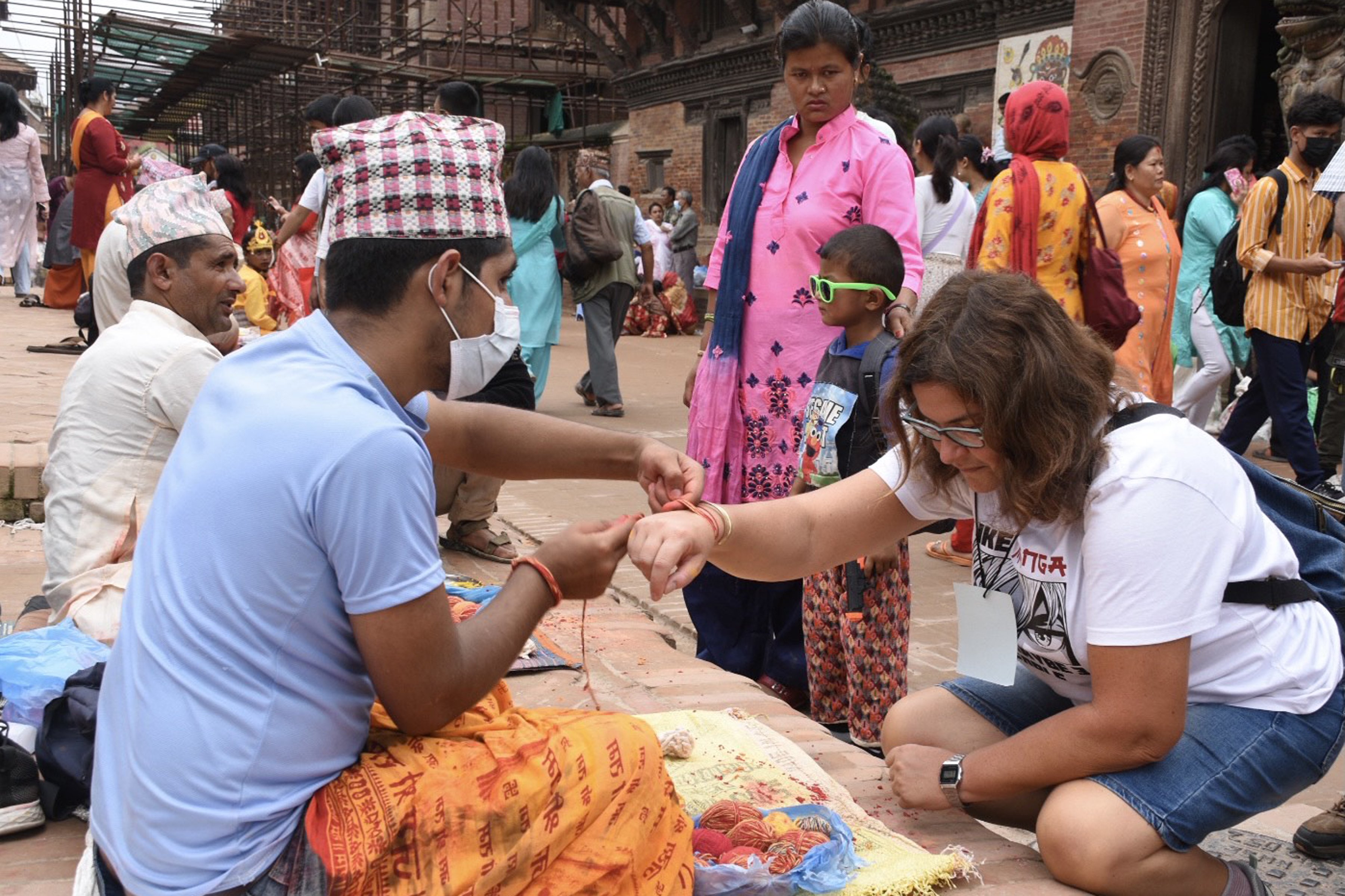 तागो (डोरो) बाध्दै विदेशी पर्यटक