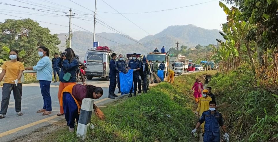 बिपी राजमार्ग सरसफाइ गर्दै