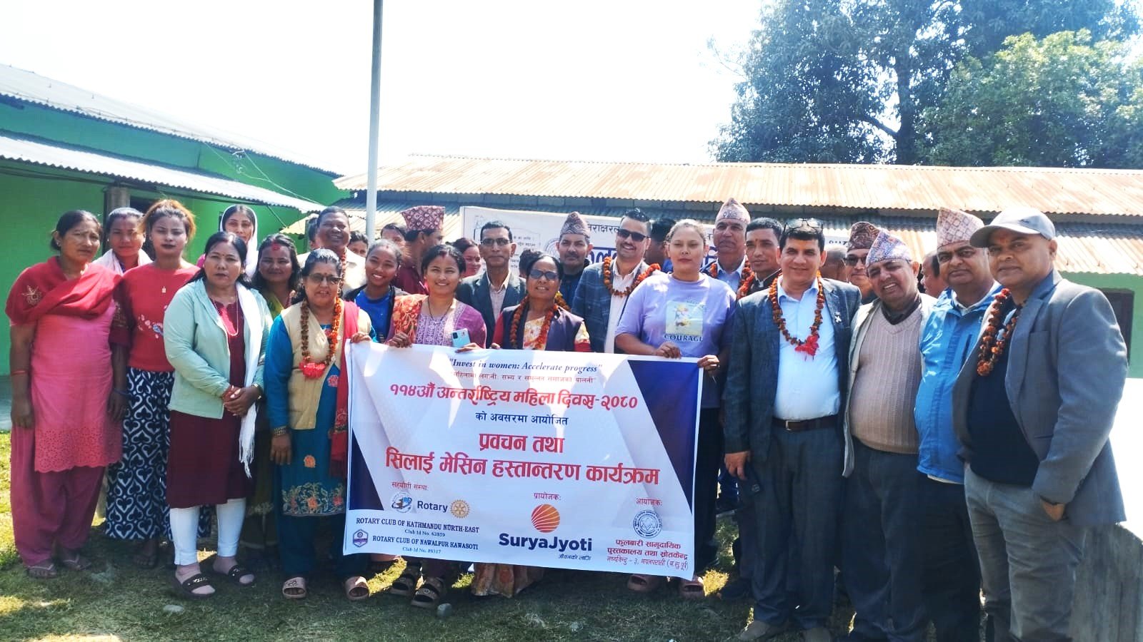 सूर्यज्योति लाइफद्वारा महिलाहरुको सिपमुलक सिलाई कटाई तालिमको लागी मेशिन तथा सामाग्री वितरण
