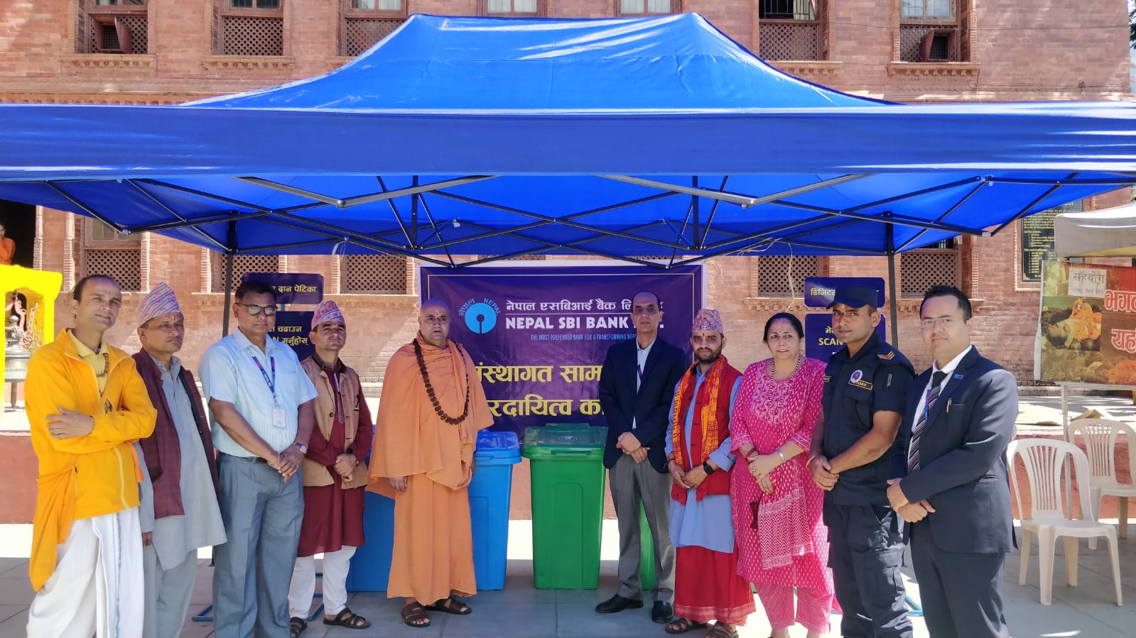 नेपाल एसबिआई बैंकद्धारा मन्दिरलाई डस्टबीन, टेन्ट क्यानोपी क्यू आर स्ट्यान्डी प्रदान