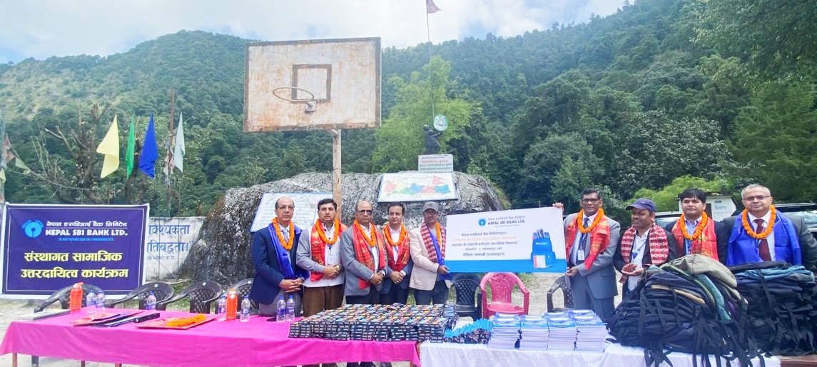 नेपाल एसबिआई बैंक लि. द्धारा विद्यार्थीहरुलाई स्कुल ब्याग र शैक्षिक सामाग्री वितरण