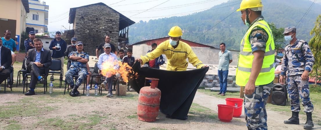 सिलिन्डरमा लागेको आगो निभाउँदै