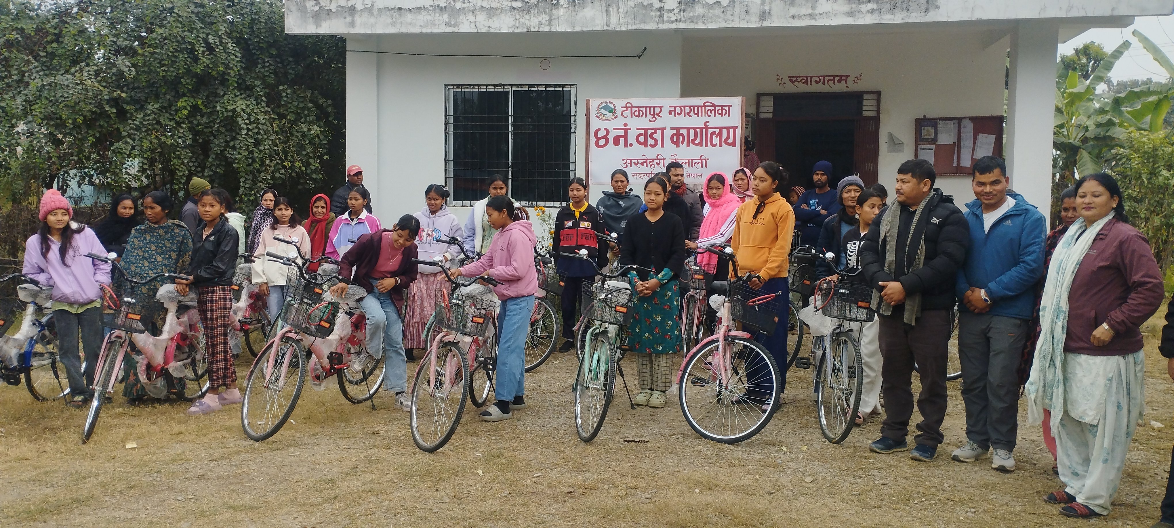 वडाले साइकल बाँडेपछि टीकापुरका छात्रा खुसी, समयमै विद्यालय पुग्न सहज