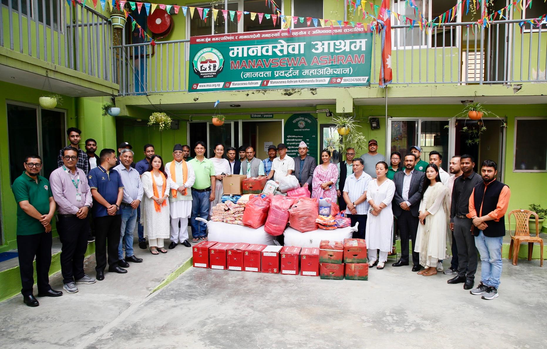 पत्नी सीता दाहालको स्मृति दिवसमा मानव सेवा आश्रम पुगे प्रचण्ड